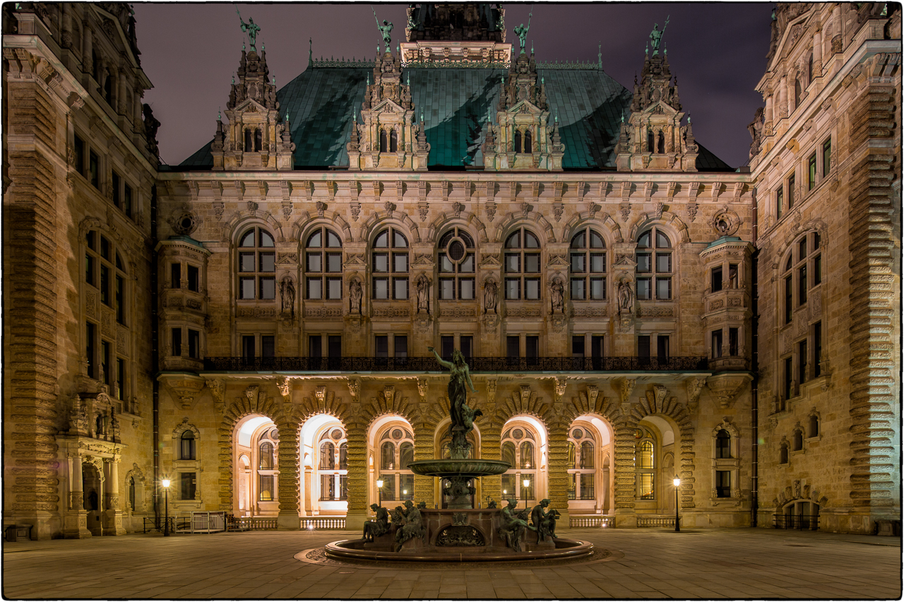 Hamburger Rathaus Innenhof