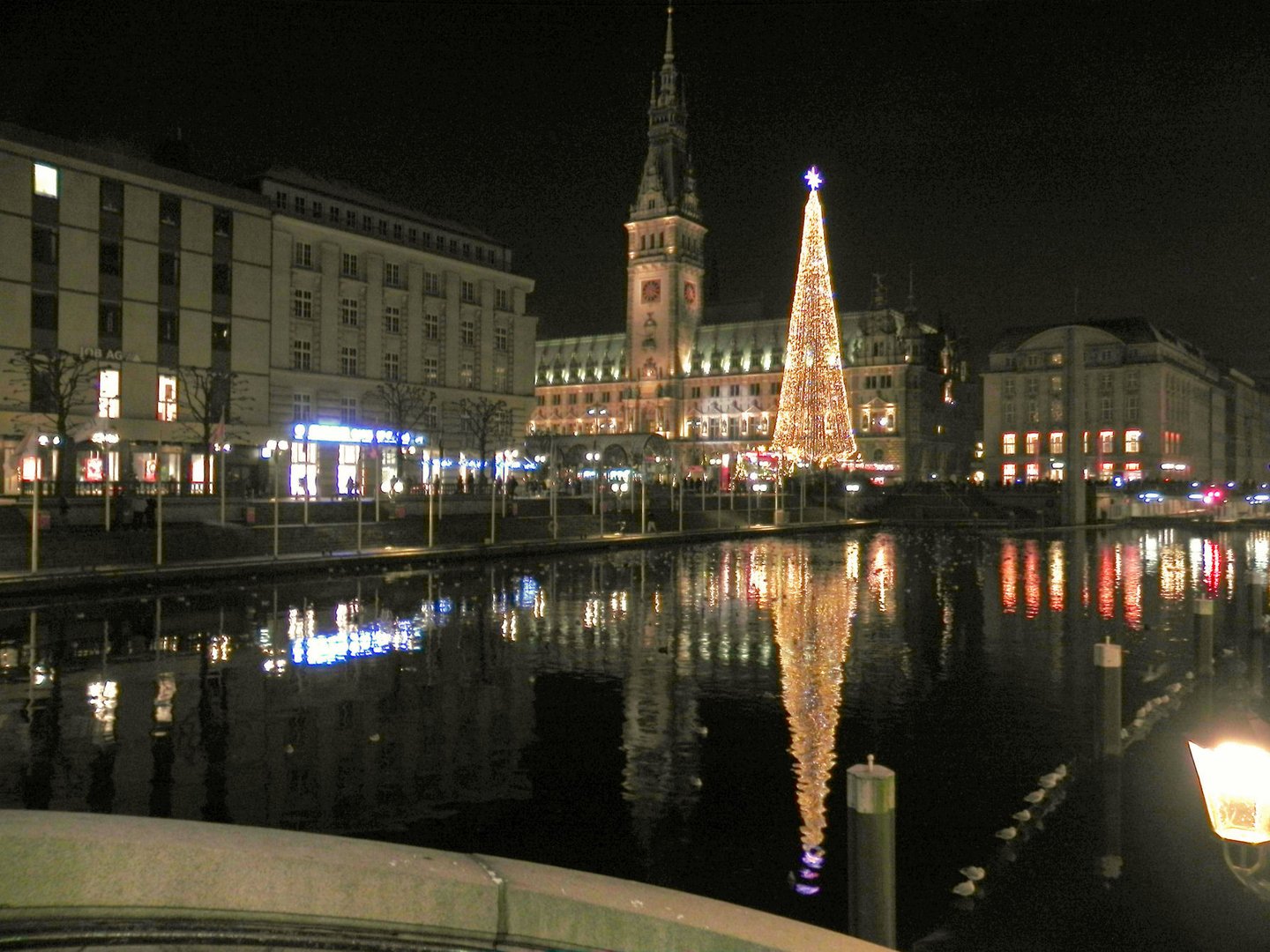 Hamburger Rathaus mit Alsterfleet