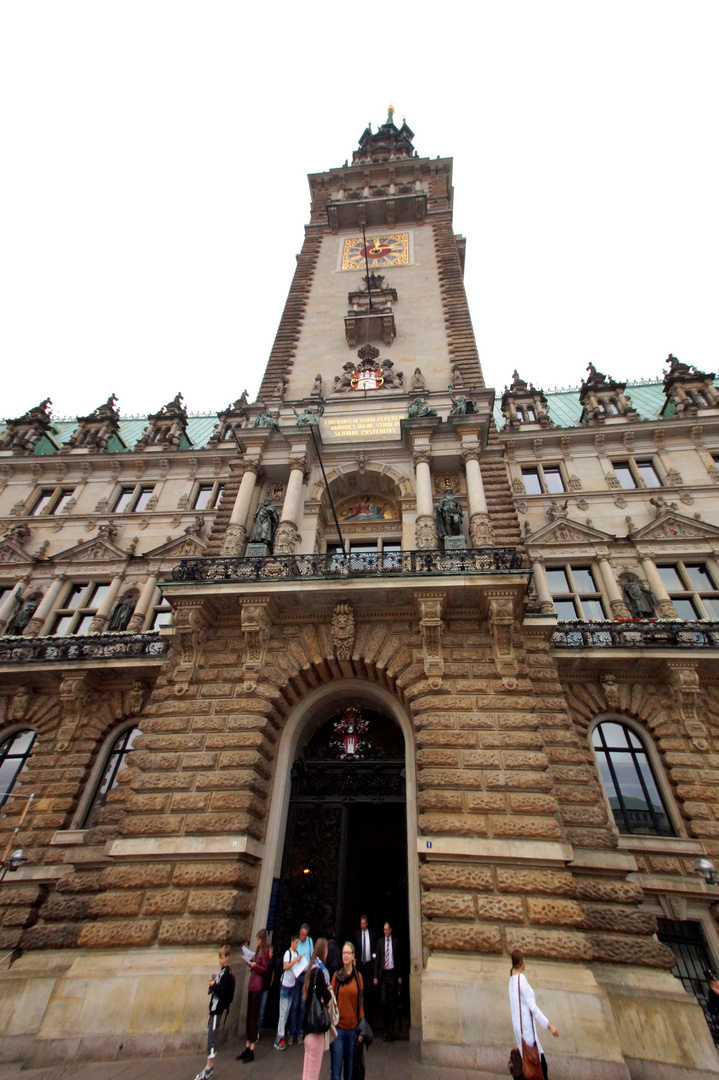 Hamburger Rathaus mit dem 112 m hohen Turm in der Extreme