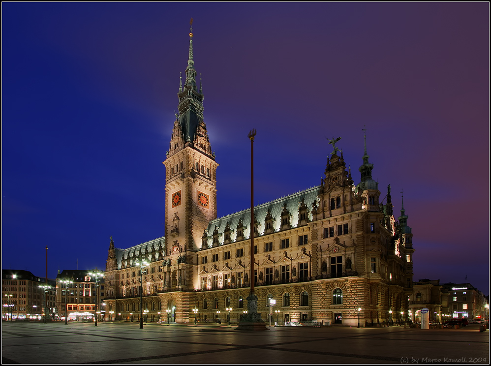 Hamburger Rathaus mit dem...