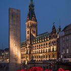 Hamburger Rathaus - mit Geranien