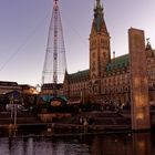 Hamburger Rathaus mit kleinem Ausschnitt vom Weihnachtsmarkt