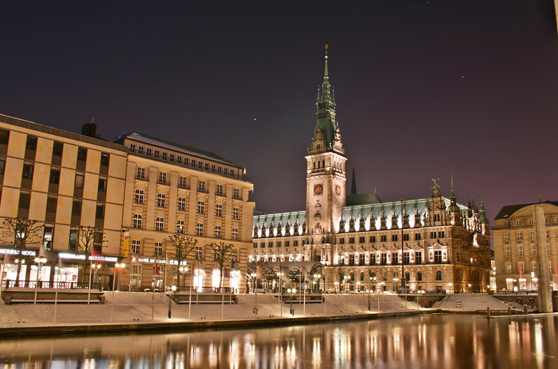 Hamburger Rathaus mit Schnee