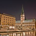 Hamburger Rathaus mit Schnee