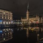 Hamburger Rathaus mit Weihnachtsmarkt 2021