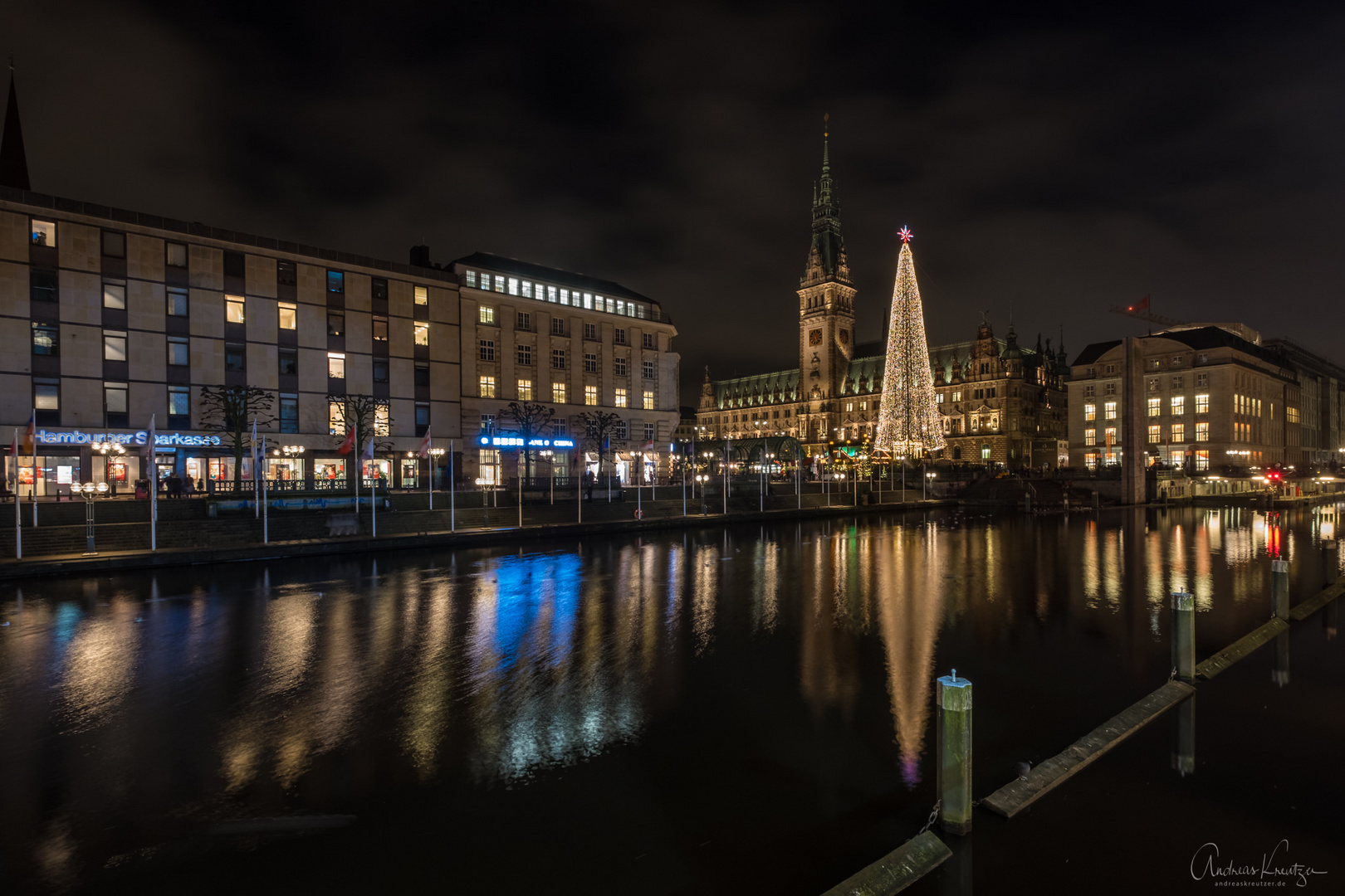 Hamburger Rathaus mit Weihnachtsmarkt