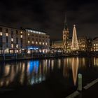 Hamburger Rathaus mit Weihnachtsmarkt