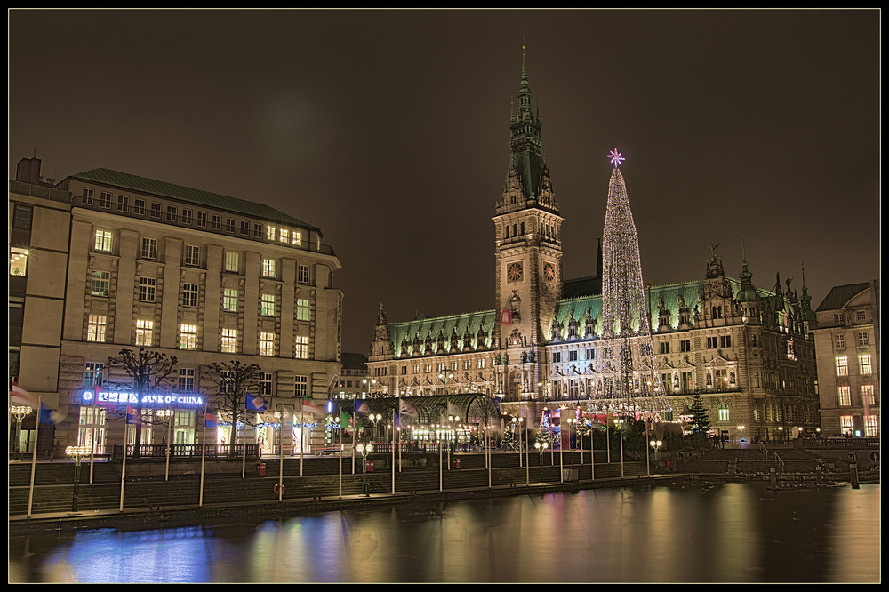 Hamburger Rathaus mit Weihnachtsmarkt