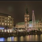 Hamburger Rathaus mit Weihnachtsmarkt