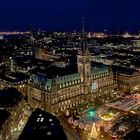 Hamburger Rathaus mit Weihnachtsmarkt II