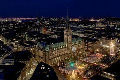 Hamburger Rathaus mit Weihnachtsmarkt II