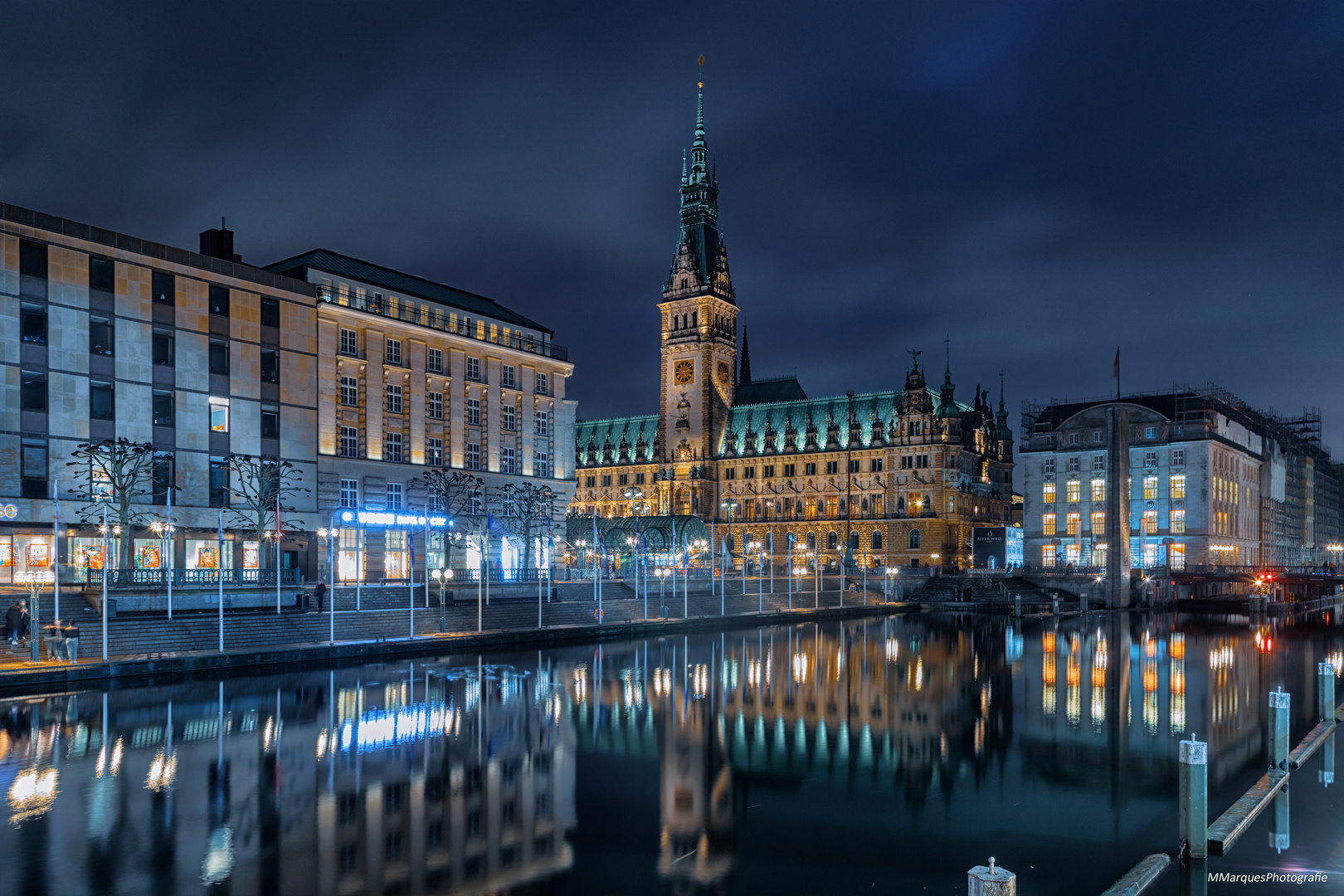 Hamburger Rathaus zu Blaue Stunde