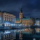 Hamburger Rathaus zu Blaue Stunde