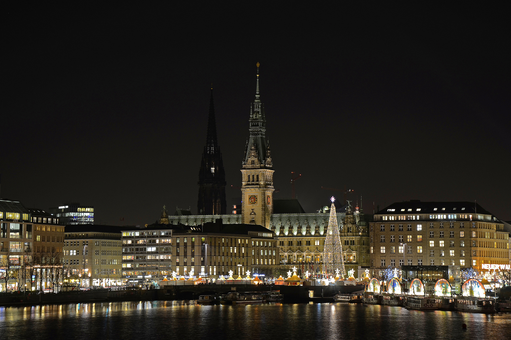 Hamburger Rathaus zur Adventszeit