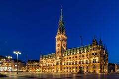 Hamburger Rathaus zur blauen Stunde