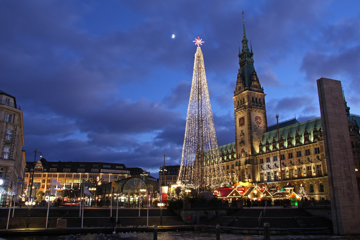 hamburger rathaus zur weihnachtszeit