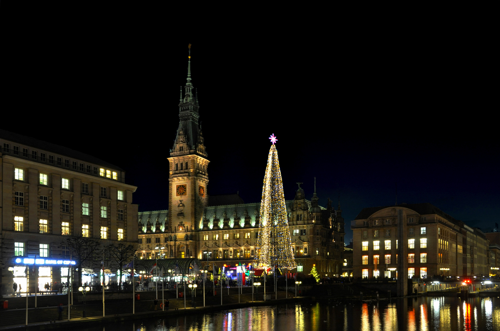 Hamburger Rathausmarkt weihnachtlich geschmückt