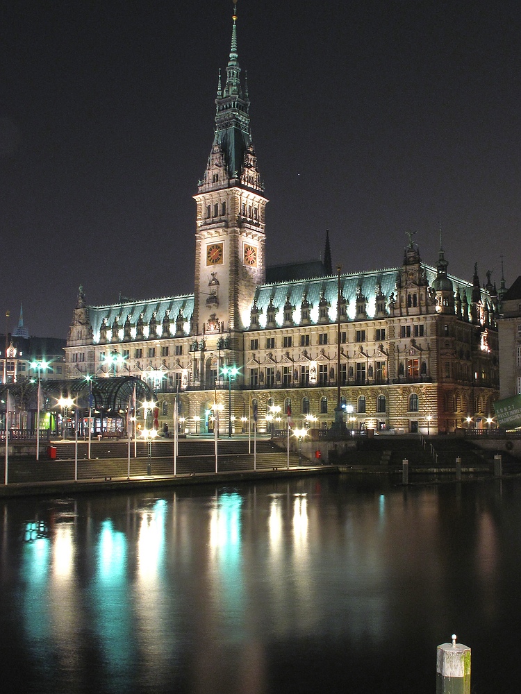 Hamburger Rathhaus bei Nacht