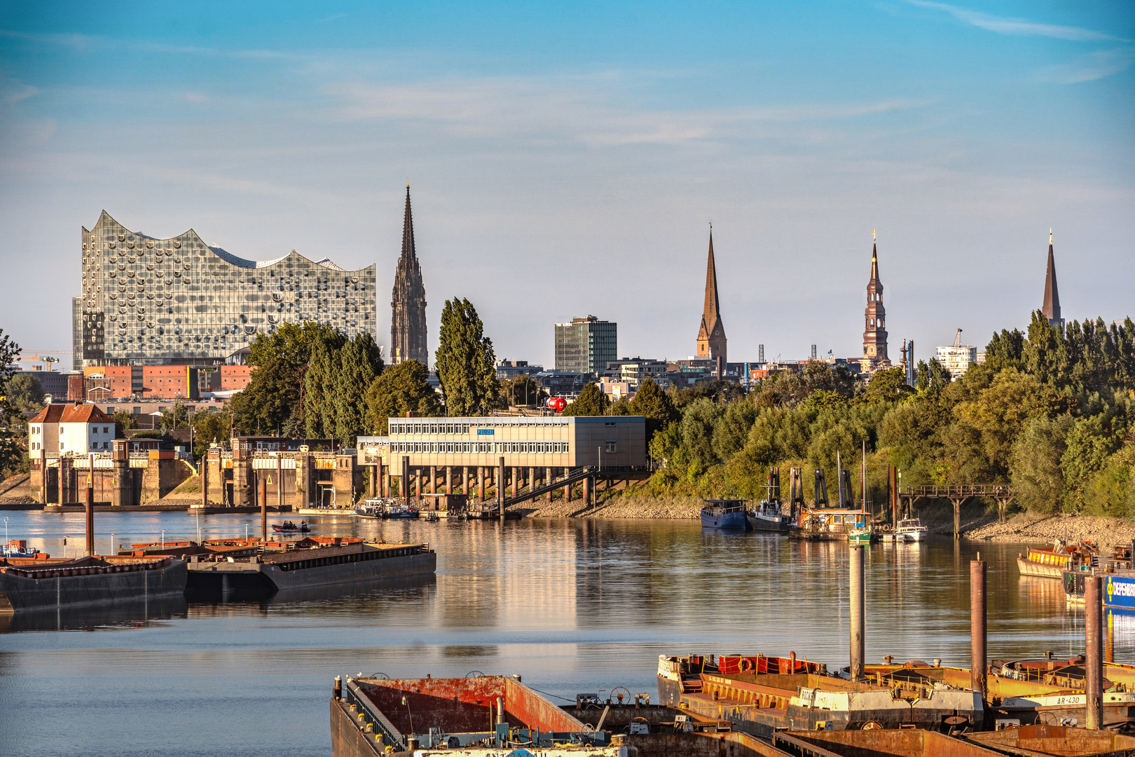 Hamburger Skyline vom Travehafen aus gesehen