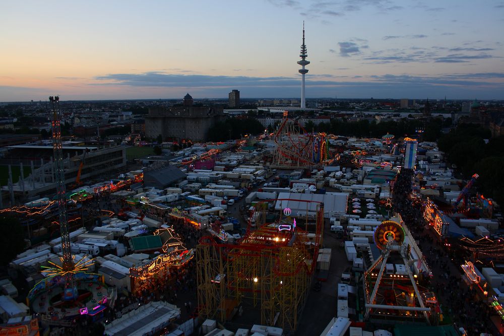 Hamburger Sommerdom kurz nach Sonnenuntergang