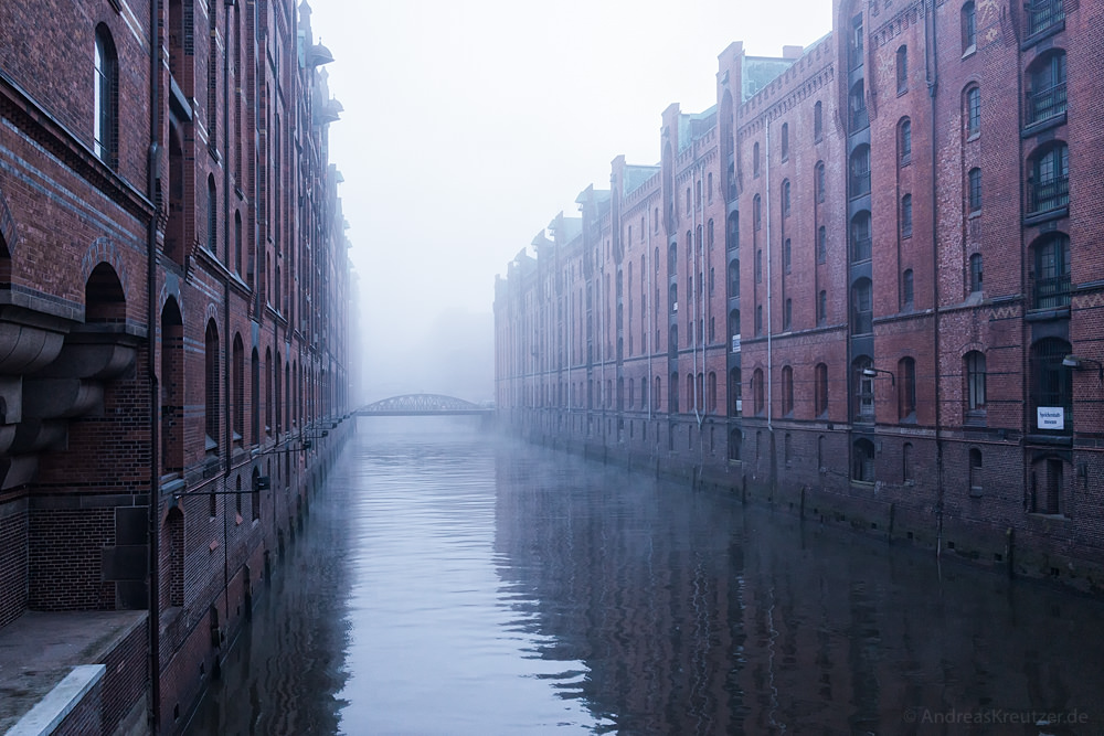 Hamburger Speicherstadt im Nebel