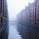 Hamburger Speicherstadt im Nebel