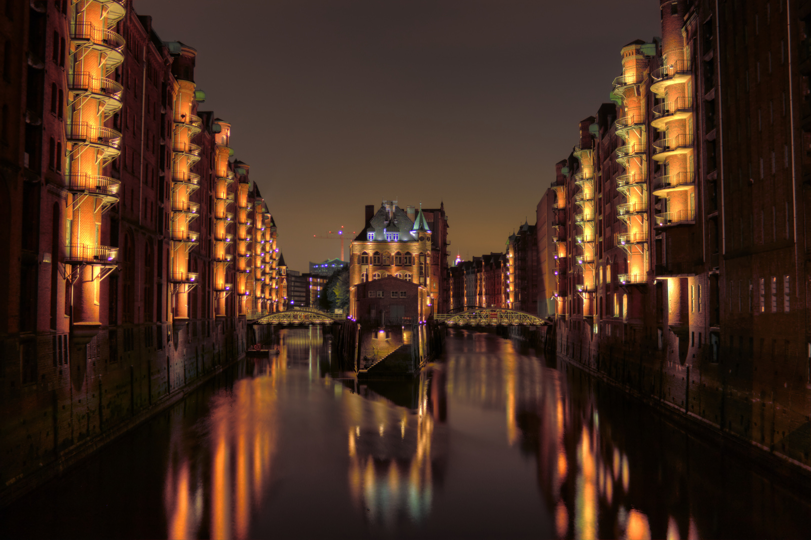 Hamburger Speicherstadt Wasserschlösschen bei Nacht HDR