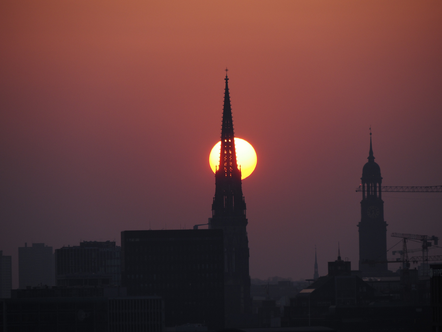 Hamburger St. Nikolai bei Sonnenuntergang