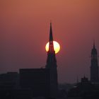 Hamburger St. Nikolai bei Sonnenuntergang