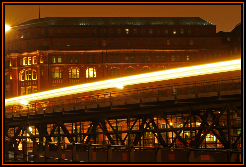 Hamburger U-Bahn bei Nacht