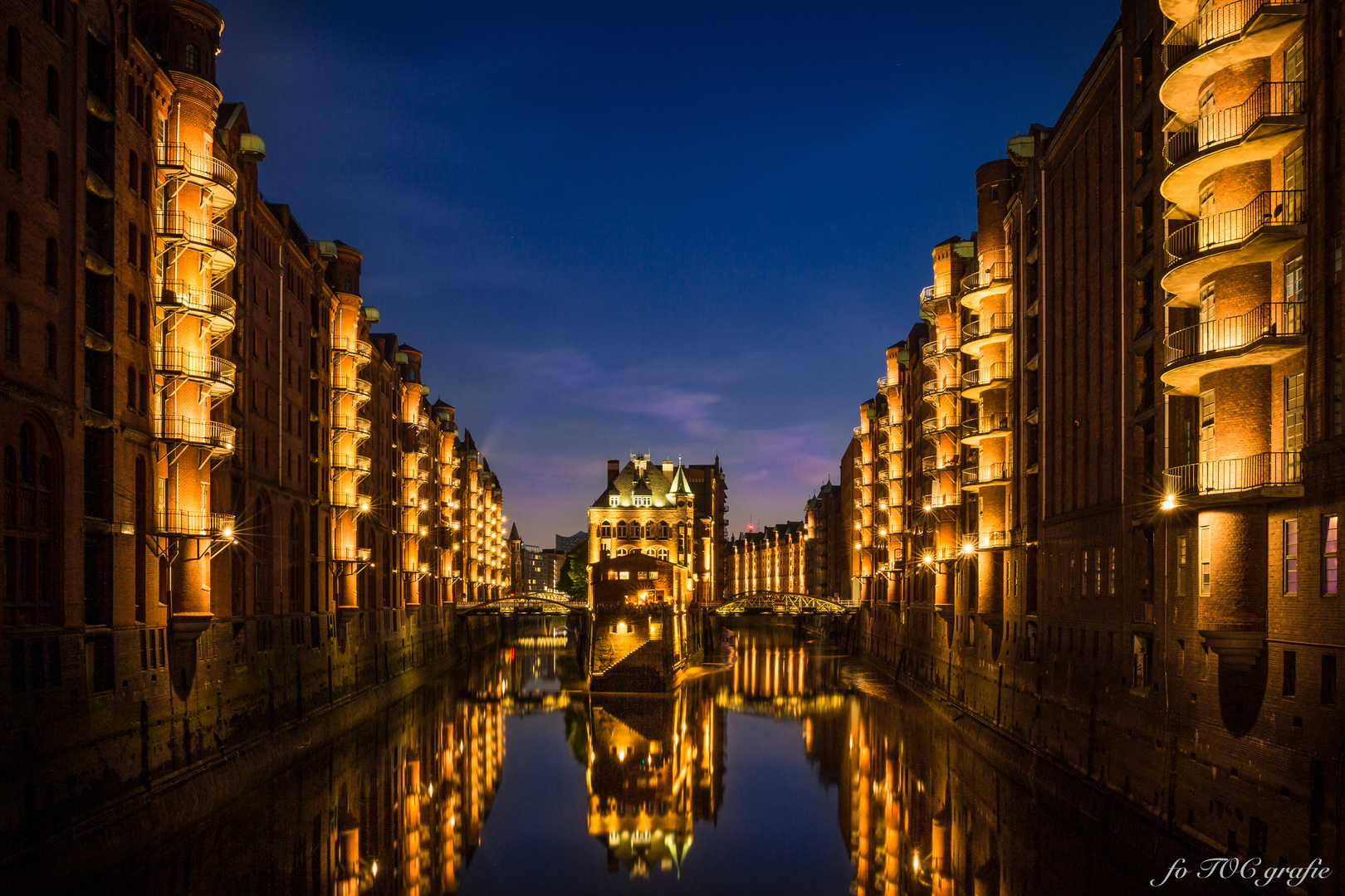 Hamburger Wasserschloss bei Nacht