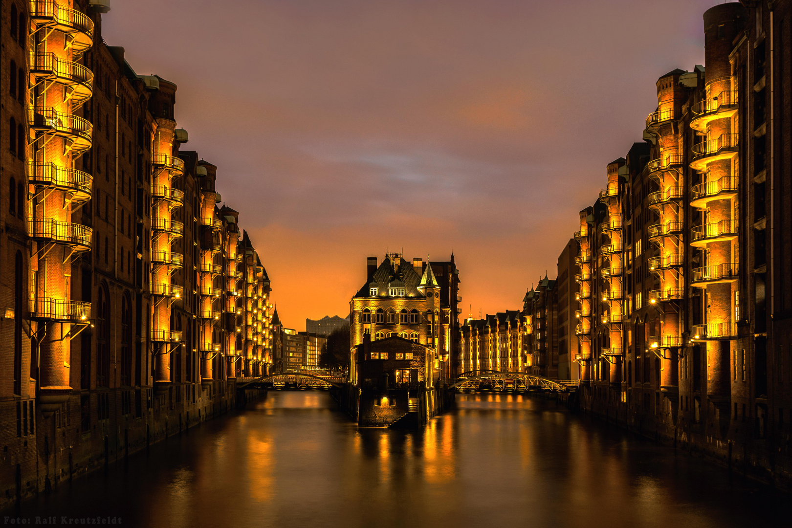 Hamburger Wasserschloss zur blauen Stunde