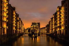 Hamburger Wasserschloss zur blauen Stunde