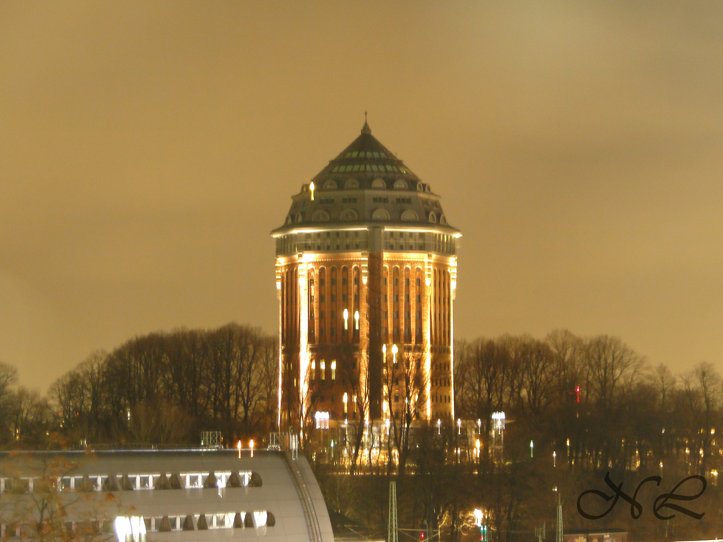 Hamburger Wasserturm bei Nacht