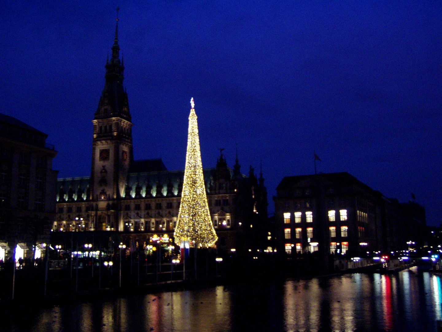 Hamburger Weihnachtsmarkt zur blauen Stunde