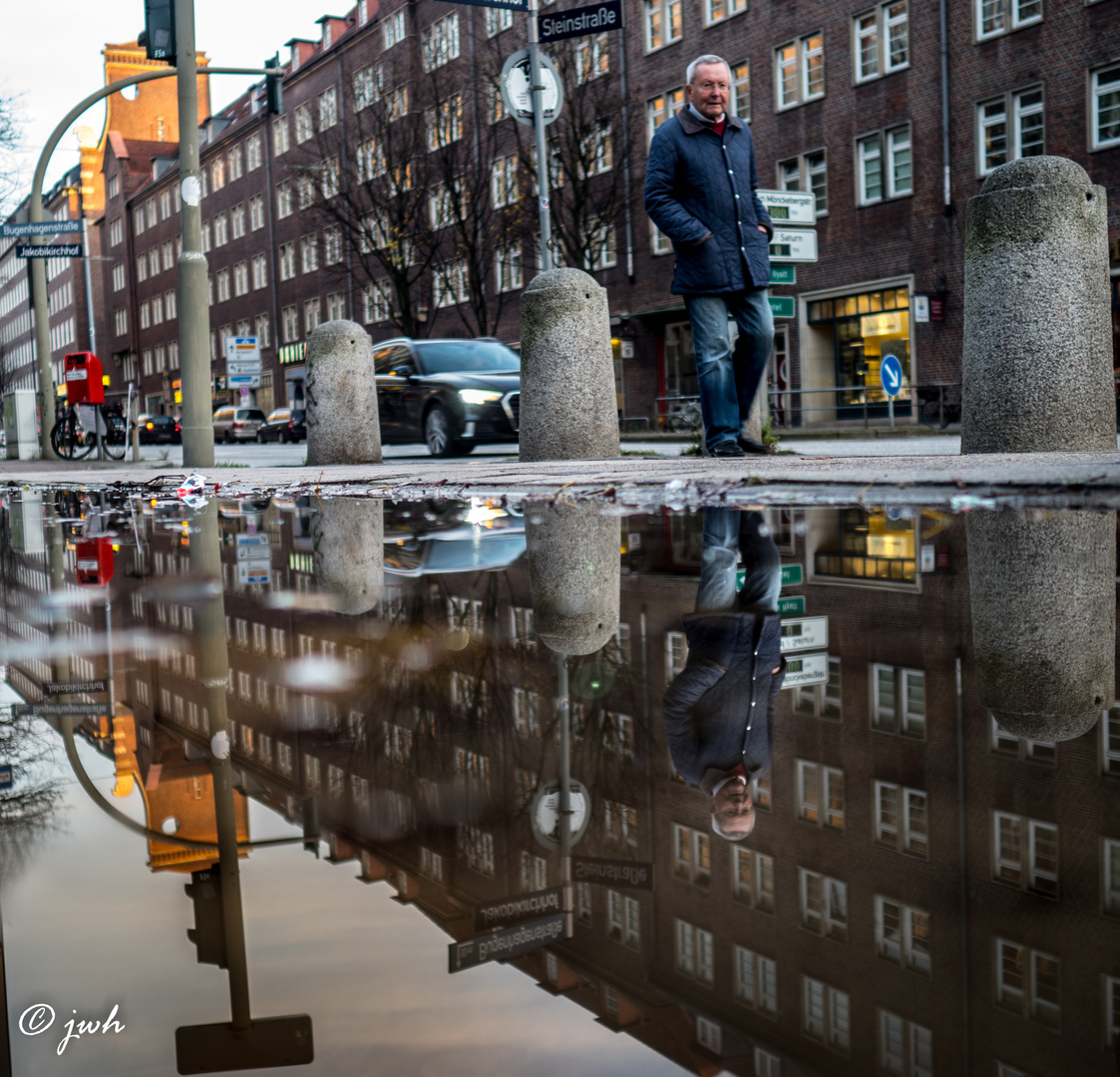 Hamburger Wetter - Spiegelung in einer Pfütze