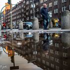 Hamburger Wetter - Spiegelung in einer Pfütze