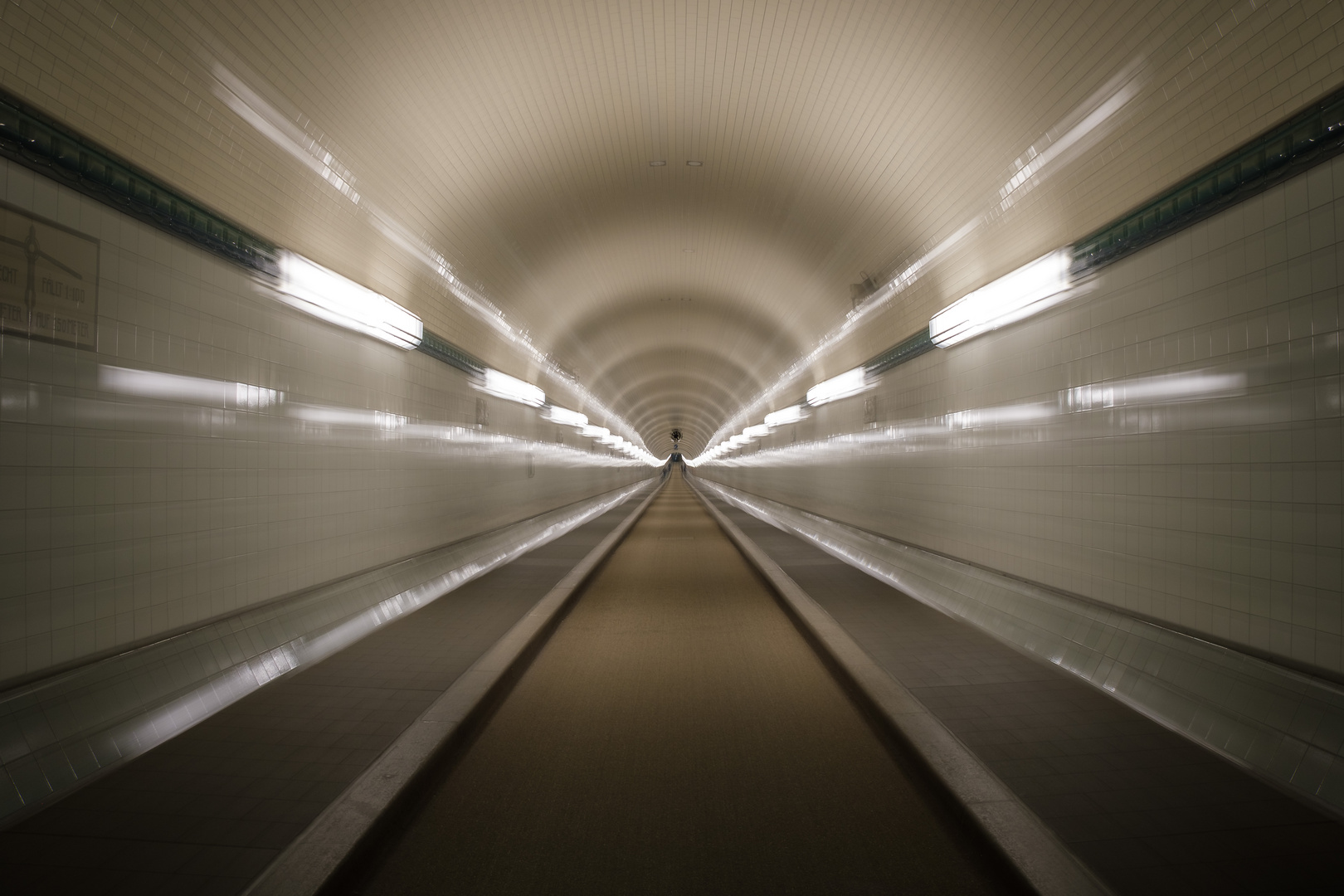 Hamburgs alter Elbtunnel mit Zoomeffekt