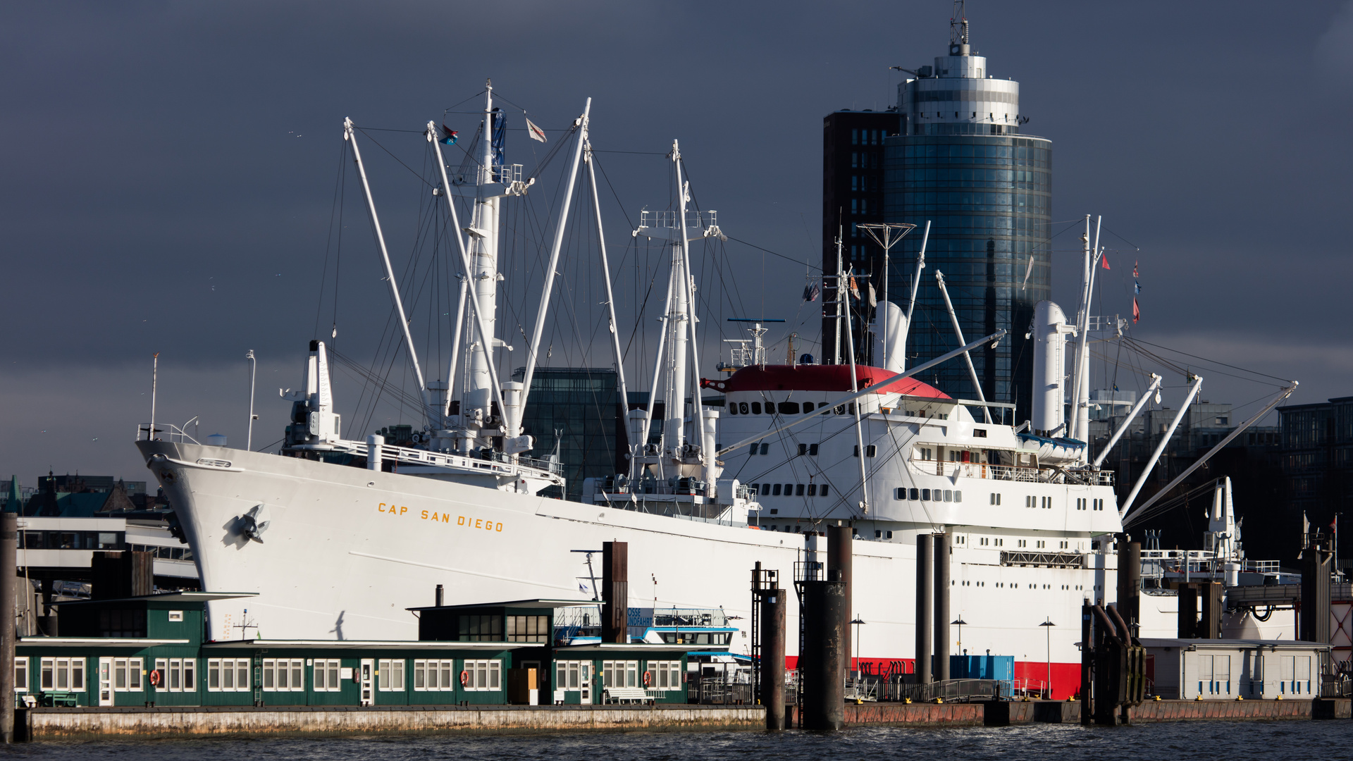 Hamburg's bekanntester Schwan - die Cap San Diego