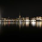 Hamburgs Binnenalster bei Nacht