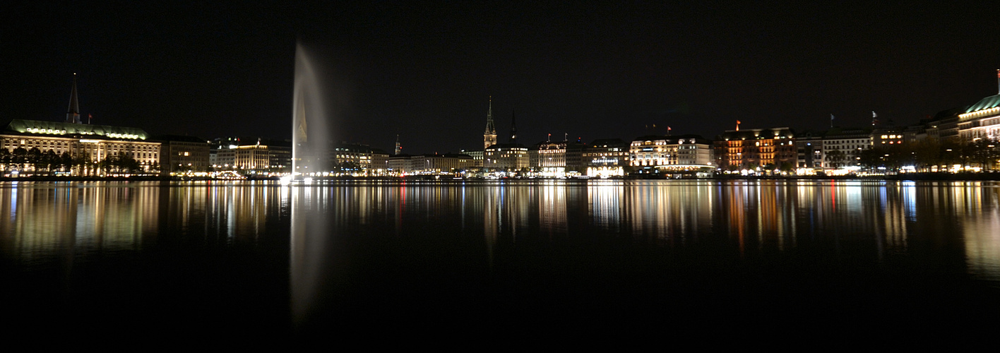 Hamburgs Binnenalster bei Nacht