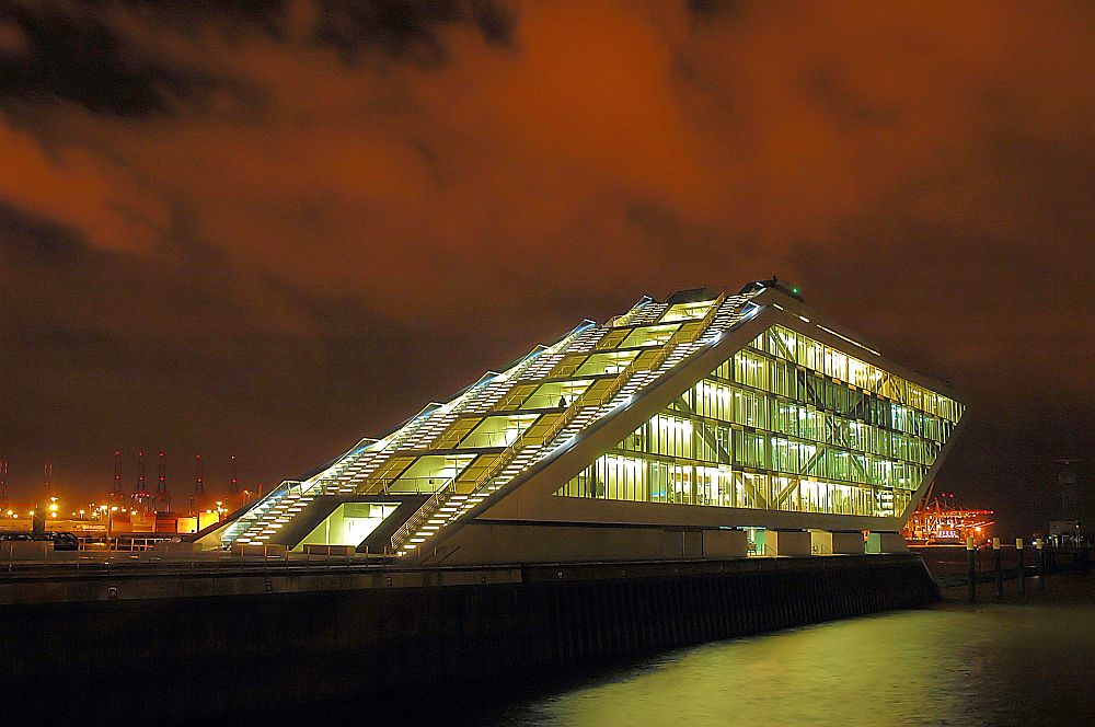 Hamburgs Dockland bei Nacht