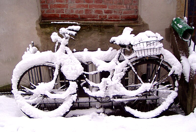 Hamburgs Fahrräder versinken im Schnee