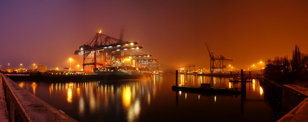 Hamburgs Hafen bei Nacht & Nebel