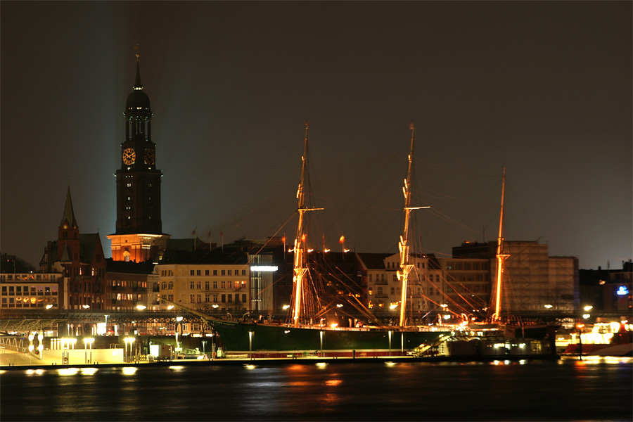 Hamburgs klassische Skyline bei Nacht