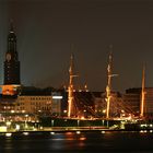 Hamburgs klassische Skyline bei Nacht