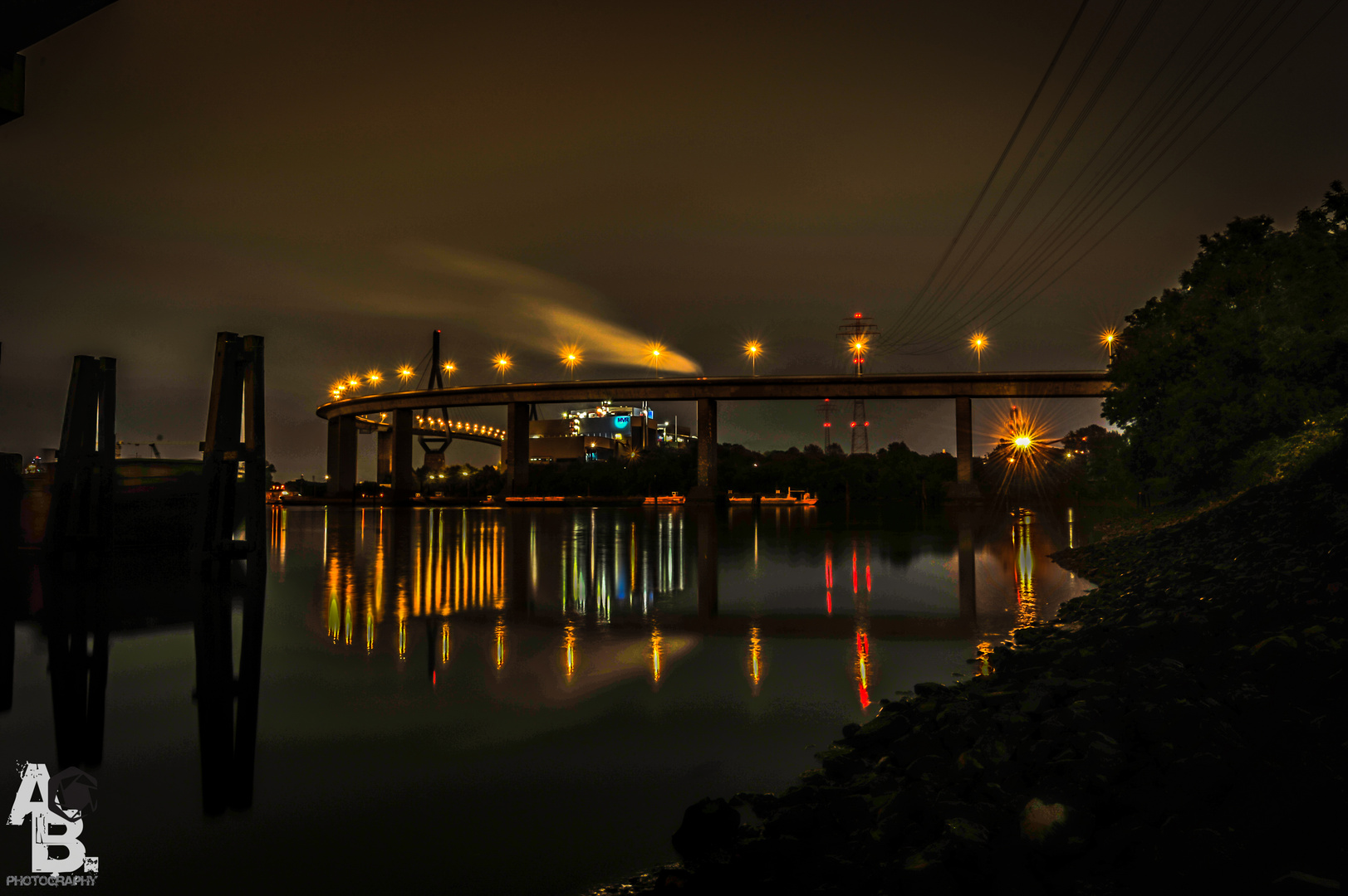 Hamburg´s Köhlbrandbrücke bei Nacht