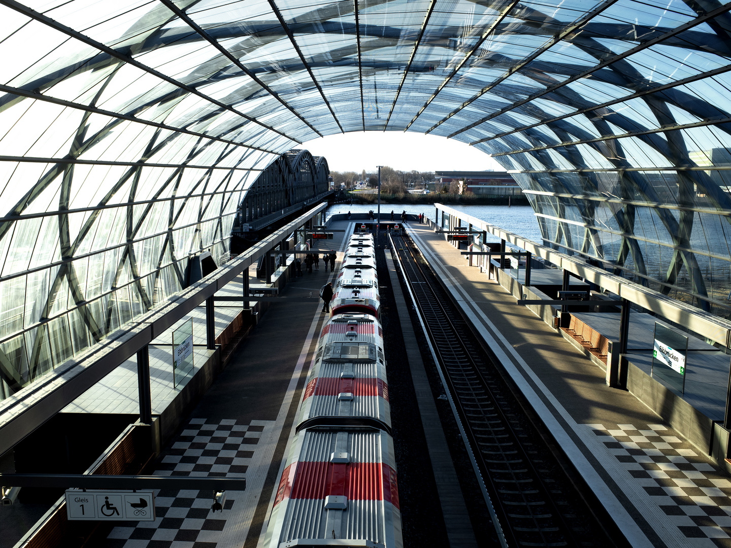 Hamburgs neuste U-Bahn Station (Elbbrücken)