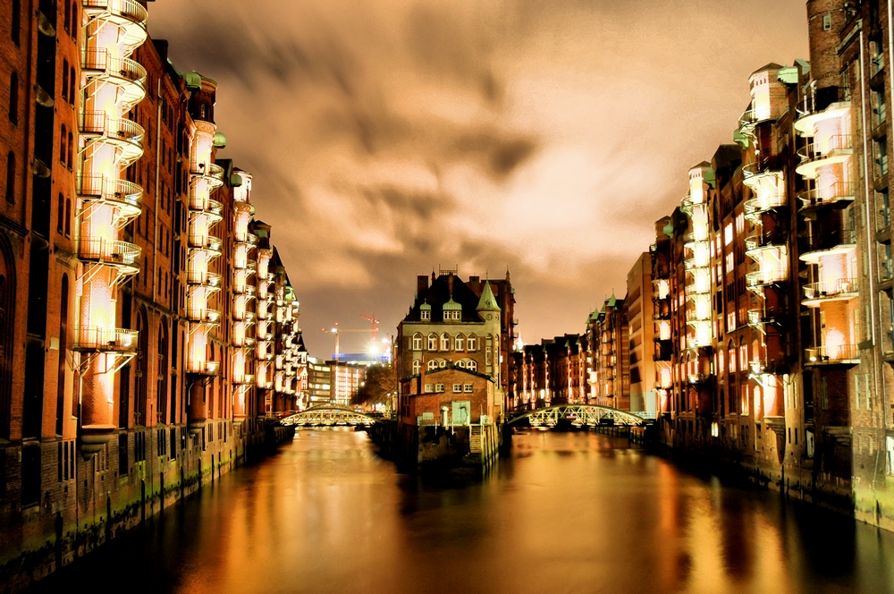 Hamburgs Schloss bei Nacht