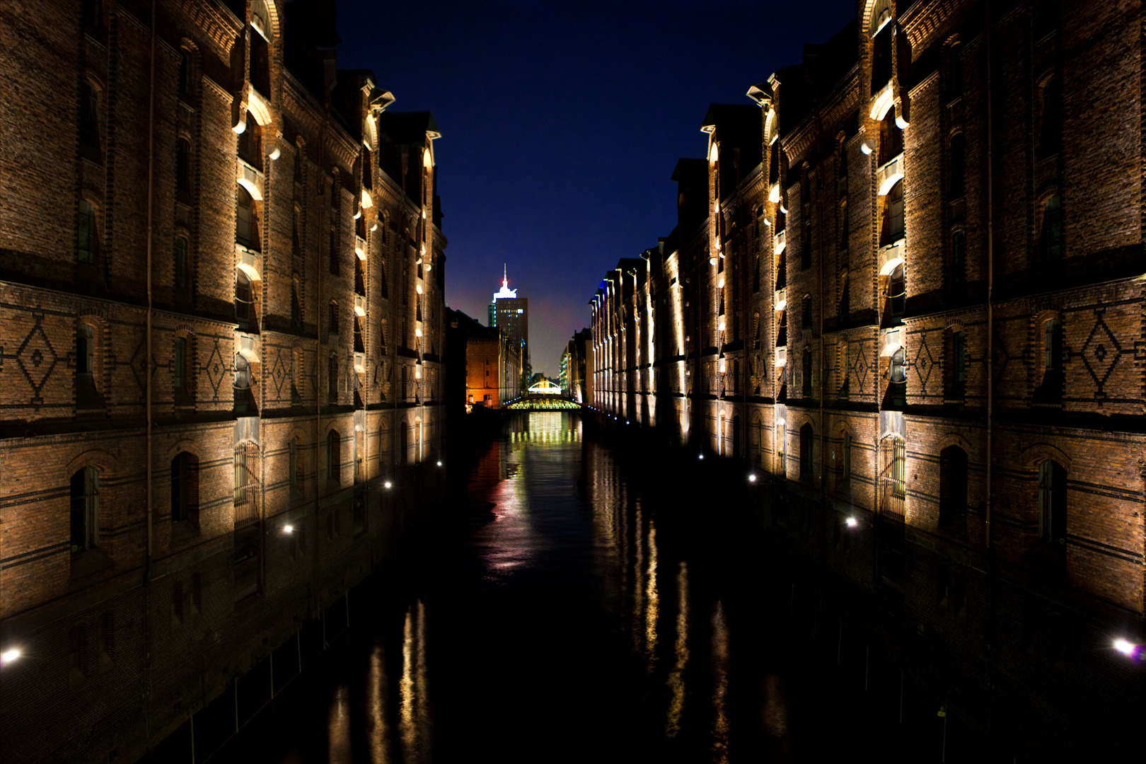 Hamburgs schöne Speicherstadt bei Nacht